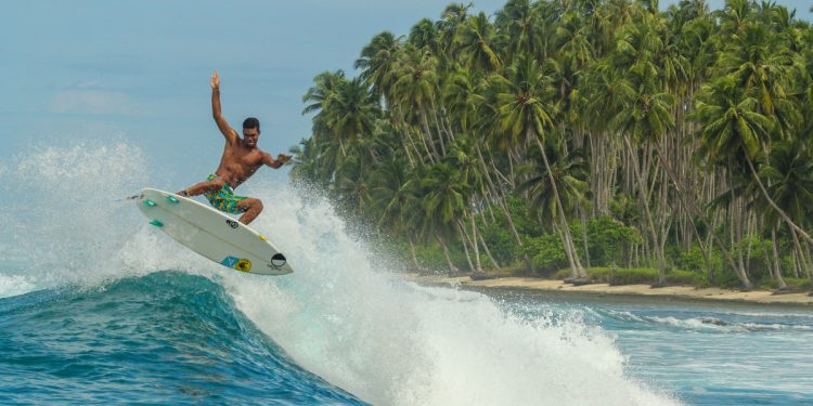 8 Pantai Kelas Dunia di Indonesia untuk Pemuja Surfing