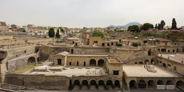 Saat Berjemur di Pantai Tetiba Gunung Api Meletus, Begini Akibatnya