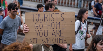 Dunia Menolak Turis Nakal