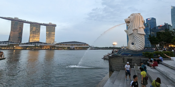 Merlion Park adalah rumah bagi patung ikonik Singapura, Merlion, yang memiliki kepala singa dan tubuh ikan.