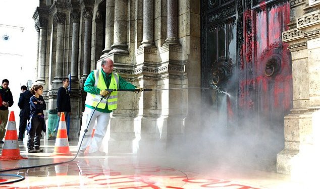 Mengapa Turis Mancanegara Berprilaku Buruk?